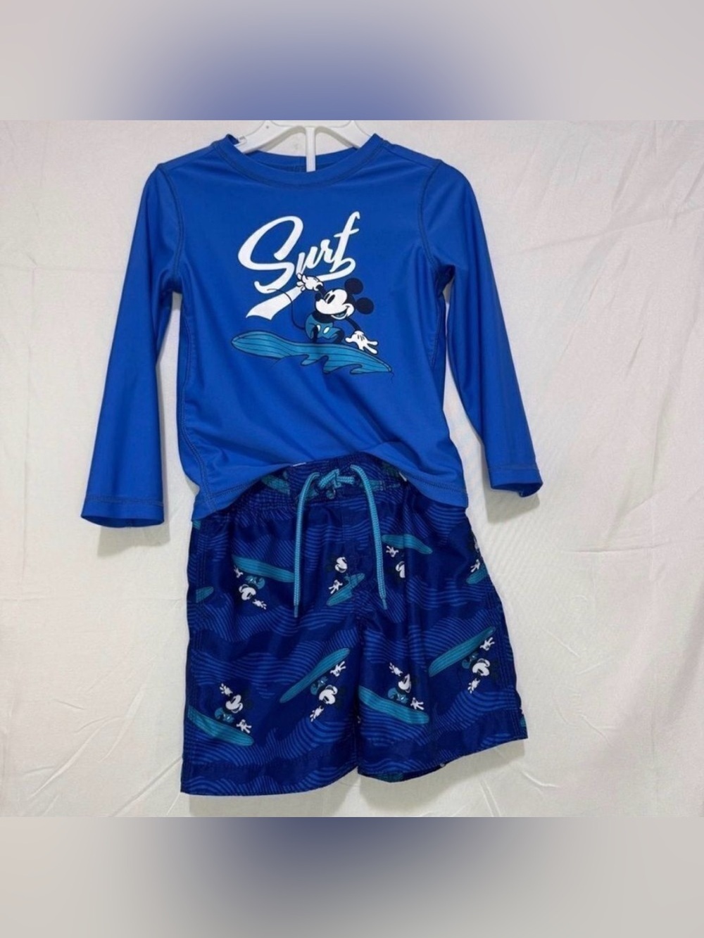 BabyGap Disney Graphic Rash Guard 2 piece
Size 3years